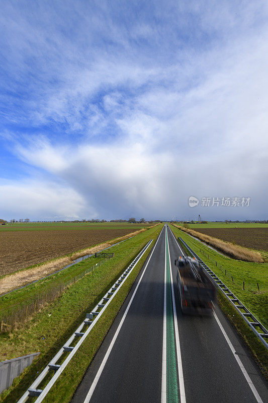 荷兰Overijssel N50高速公路上的交通在春季